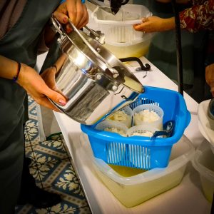 Eigene Käseherstellung - Abschöpfen der Molke