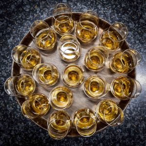 Tablett mit Whiskygläsern