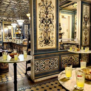 Ansicht der Milchtrinkhalle mit Blick in Richtung Verkaufsraum der Pfunds Molkerei.