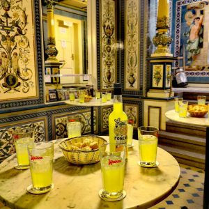 Stehtische in der Milchtrinkhalle der Pfunds Molkerei mit Gläsern die Poncha enthalten.