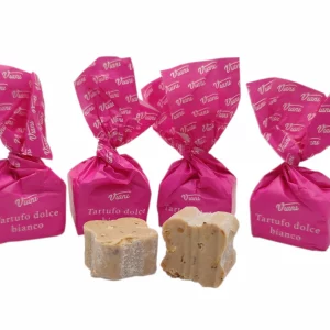 Praline aus weißer Schokolade und Haselnüssen im Anschnitt