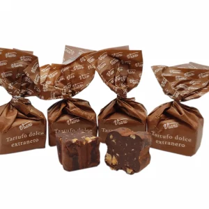 Praline aus herber Zartbitterschokolade und Haselnüssen im Anschnitt